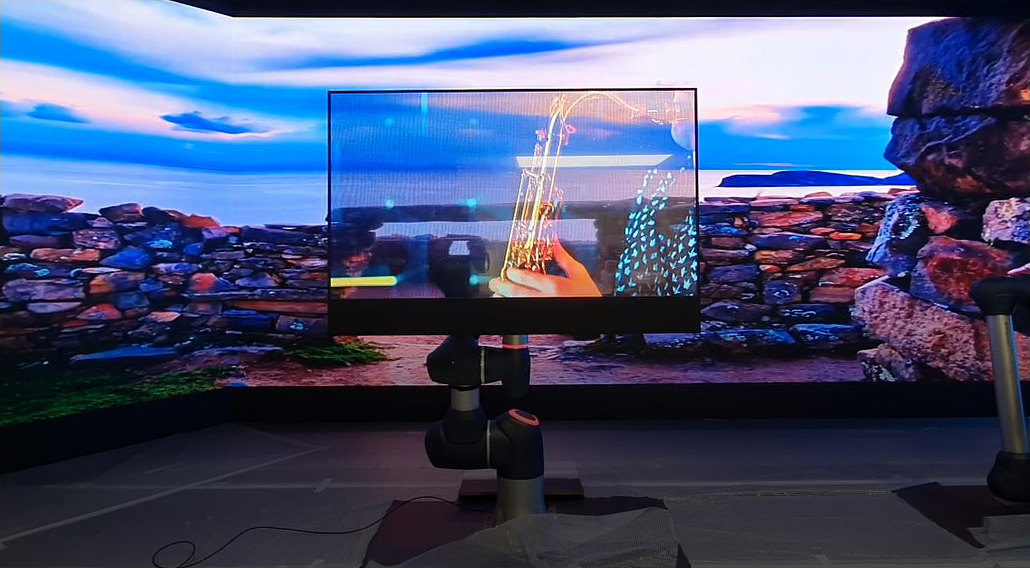 로봇 arm에 장착된 투명 OLED-02