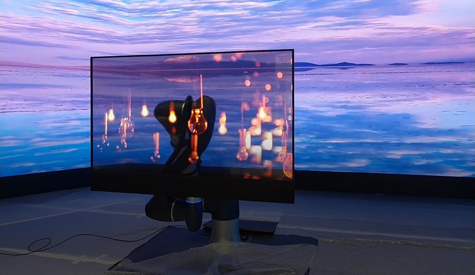 로봇 arm에 장착된 투명 OLED-03