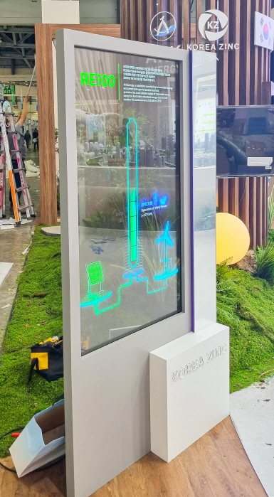 55 인치 세로형 터치 투명 OLED 설치 및 대여-01