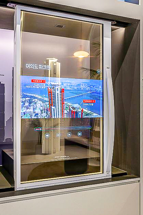 레일형 투명 OLED 55인치-02