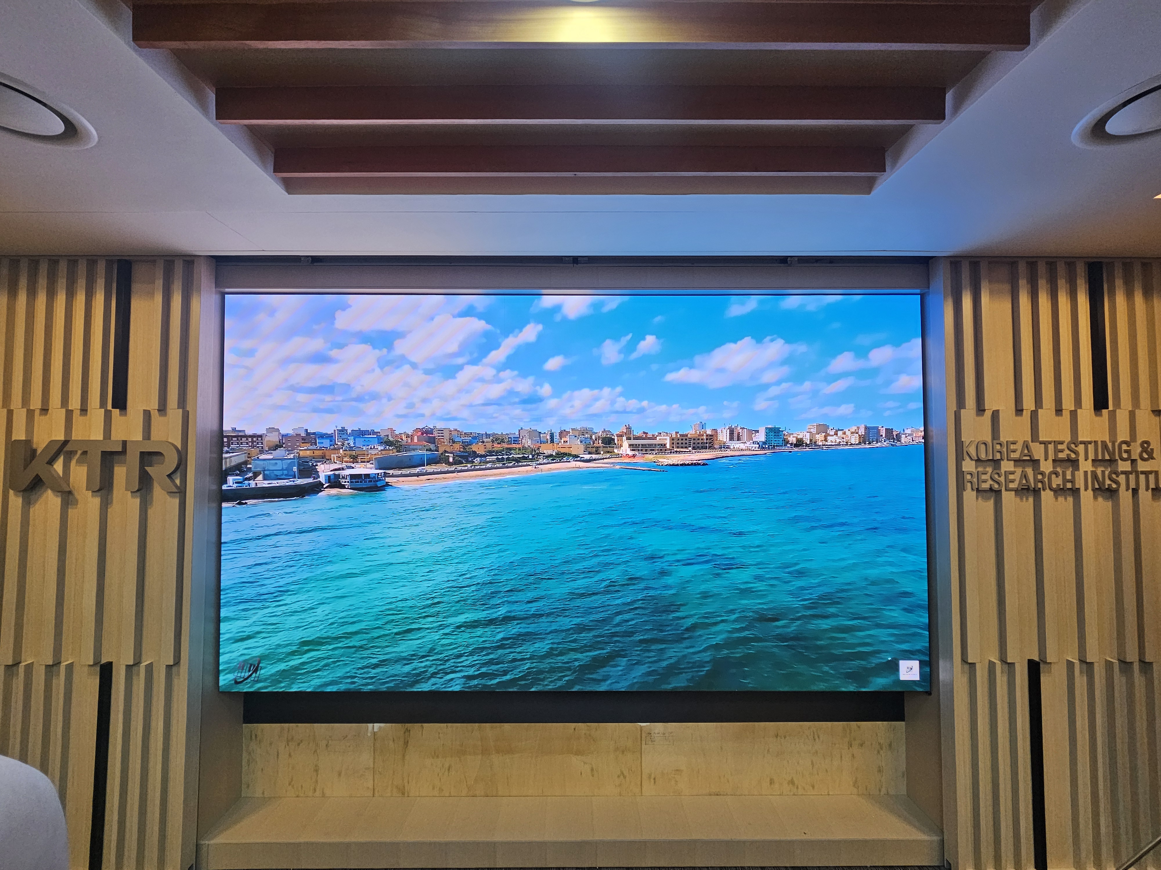 한국화학융합시험연구원 136인치 올인원 LED전광판-01