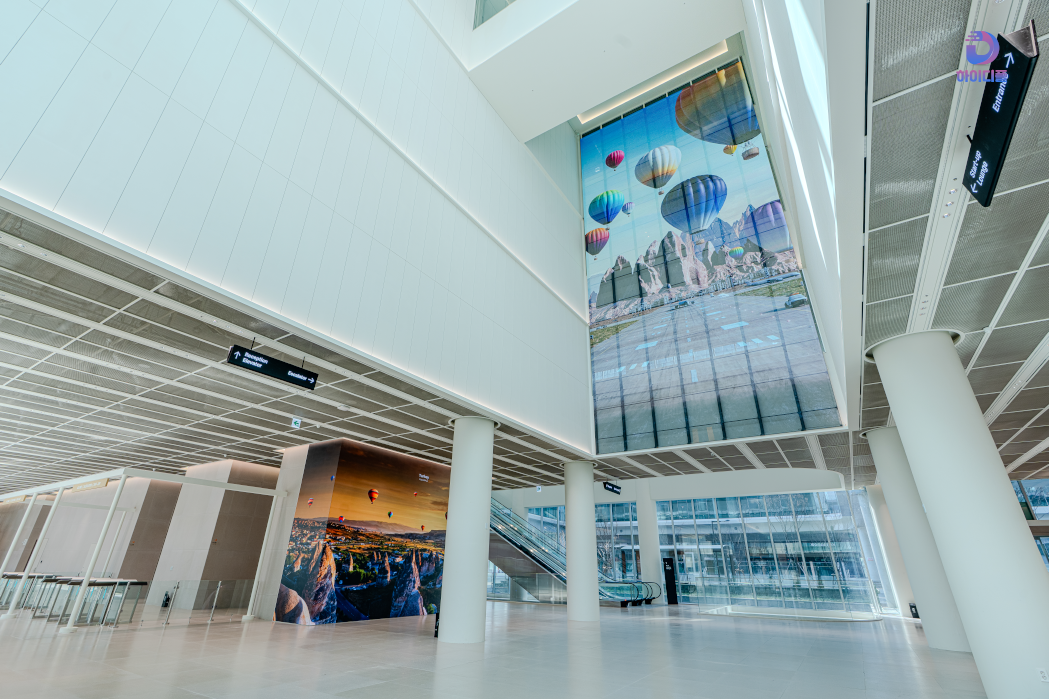 로비 공간 그물형 LED 전광판 사례-02