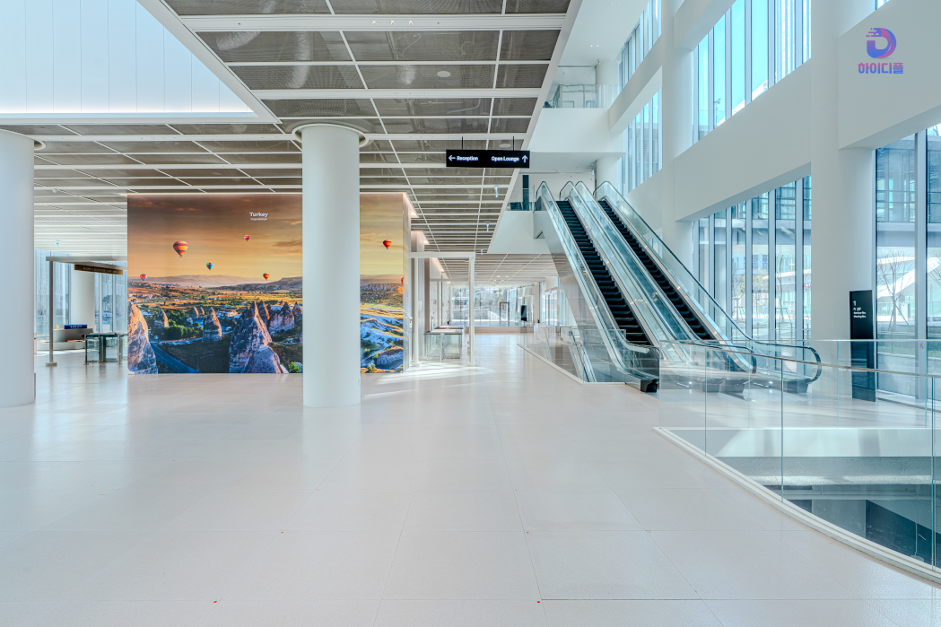 로비 공간 그물형 LED 전광판 사례-06