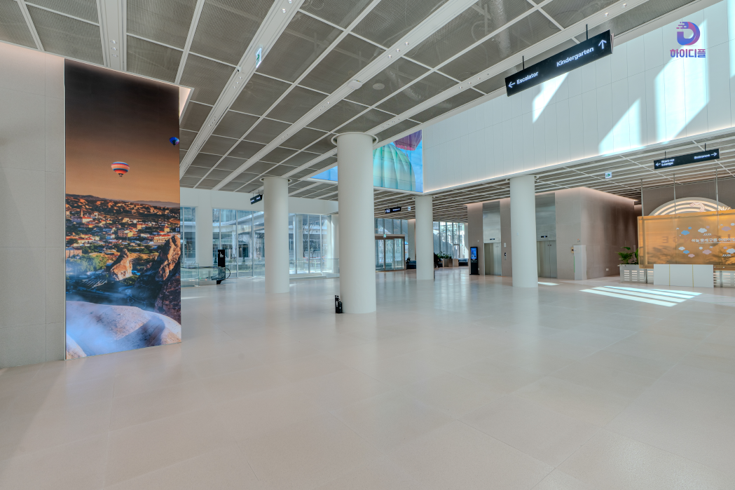 로비 공간 그물형 LED 전광판 사례-07