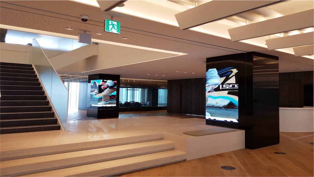로비 LED 사이니지, 공간 동선에 맞춘 멀티 디스플레이 구성-01
