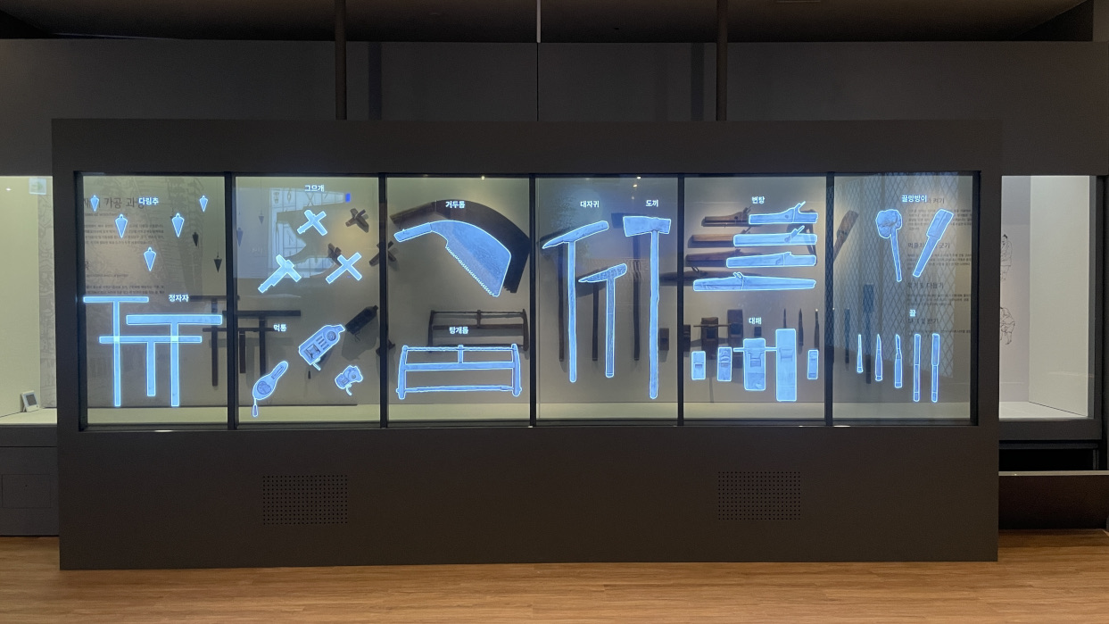 투명 OLED, 유물과 콘텐츠를 동시에 경험하는 인터랙티브 전시-01
