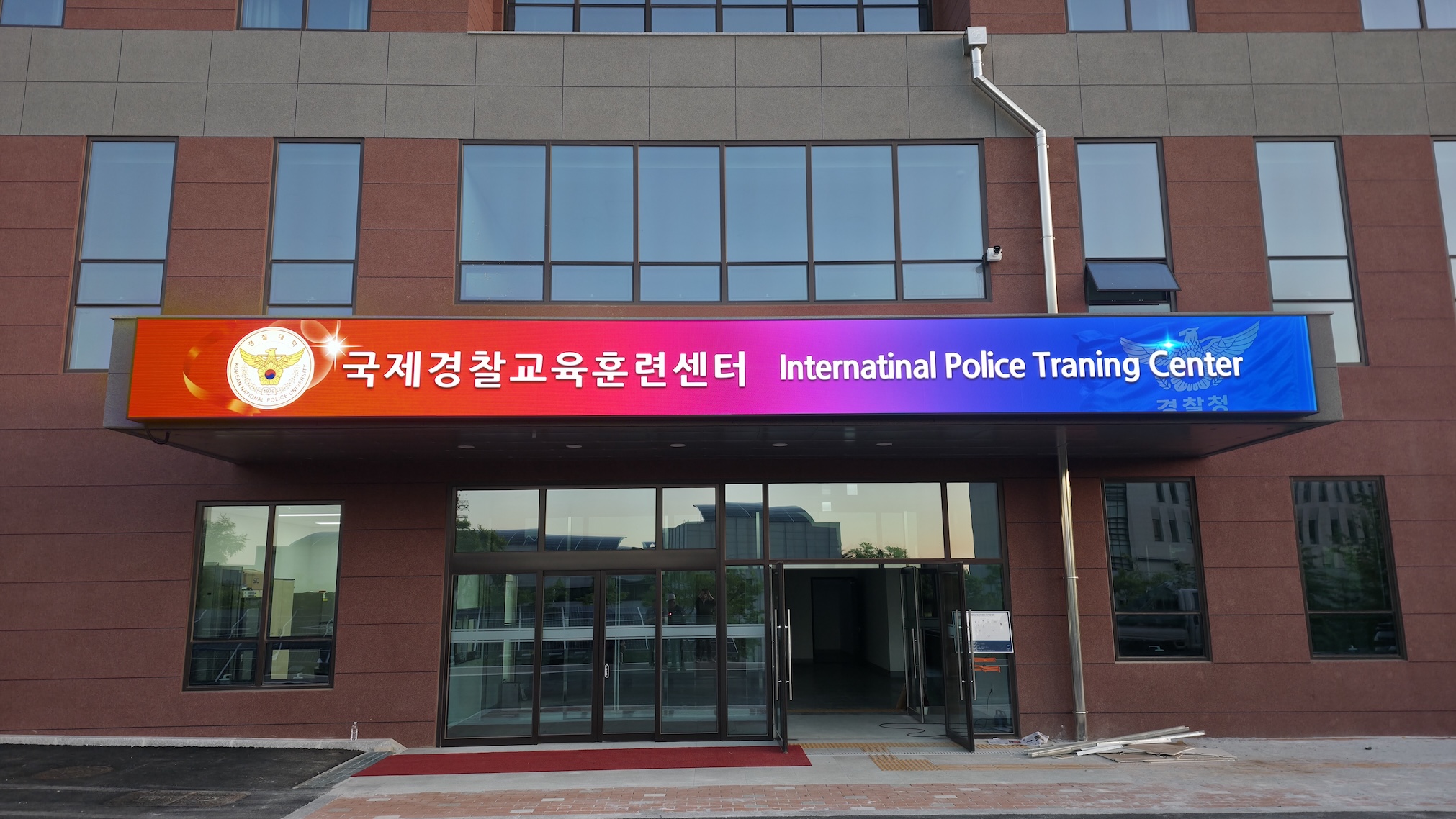 공공기관 출입구 옥외 LED 전광판 설치 사례-03