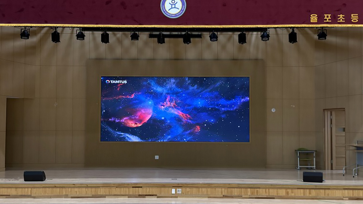 학교 행사 운영을 위한 대형 LED 전광판 설치 모습