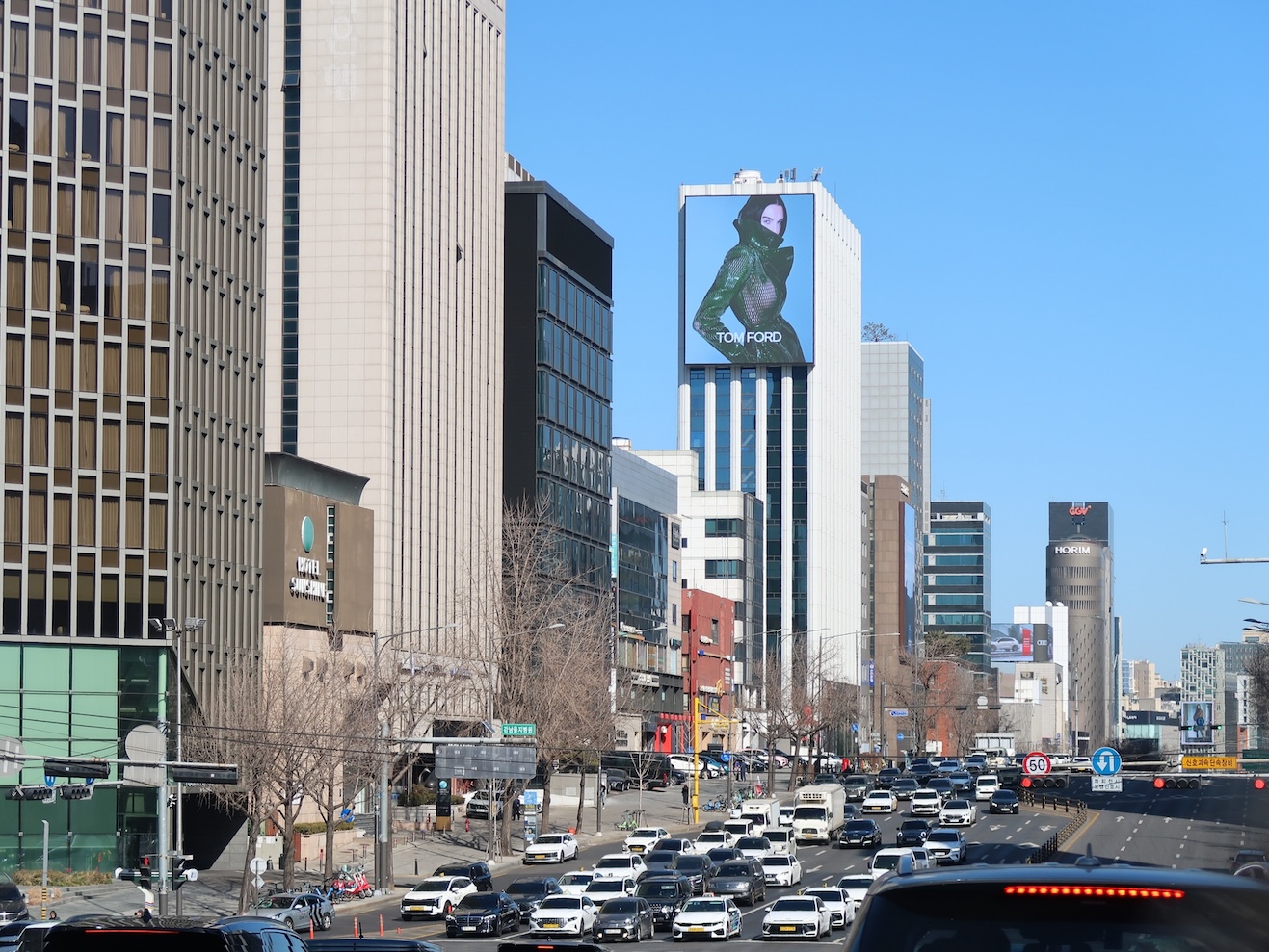 도심 건물 외벽에 설치된 초대형 세로형 LED 전광판