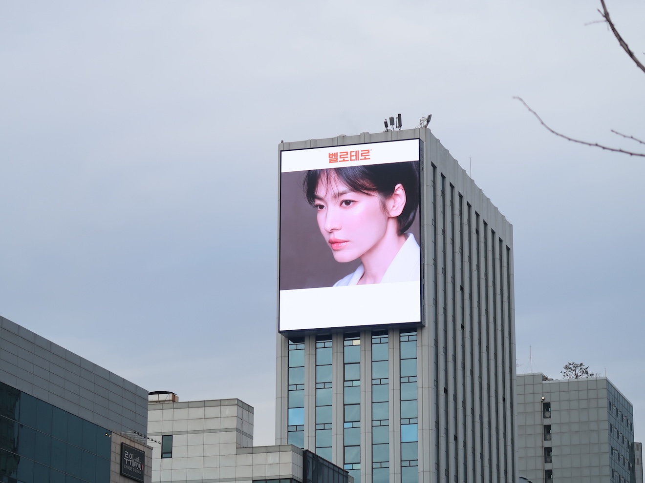 대형 브랜드 광고를 송출하는 건물 외벽 옥외 LED 디스플레이