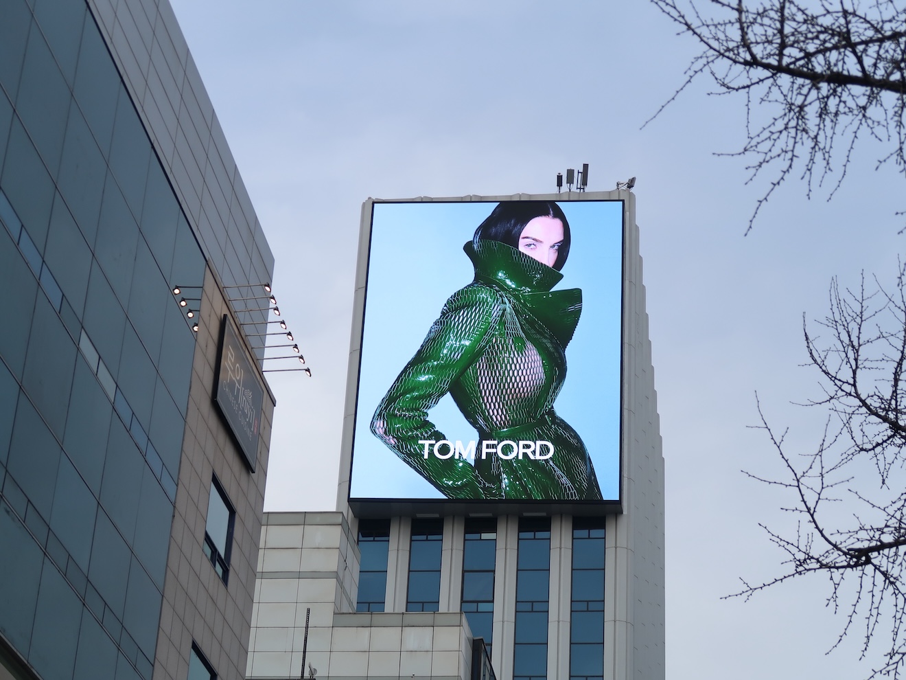 건물 외벽 대형 LED 전광판 | 옥외 광고용 세로형 미디어월 구축-04