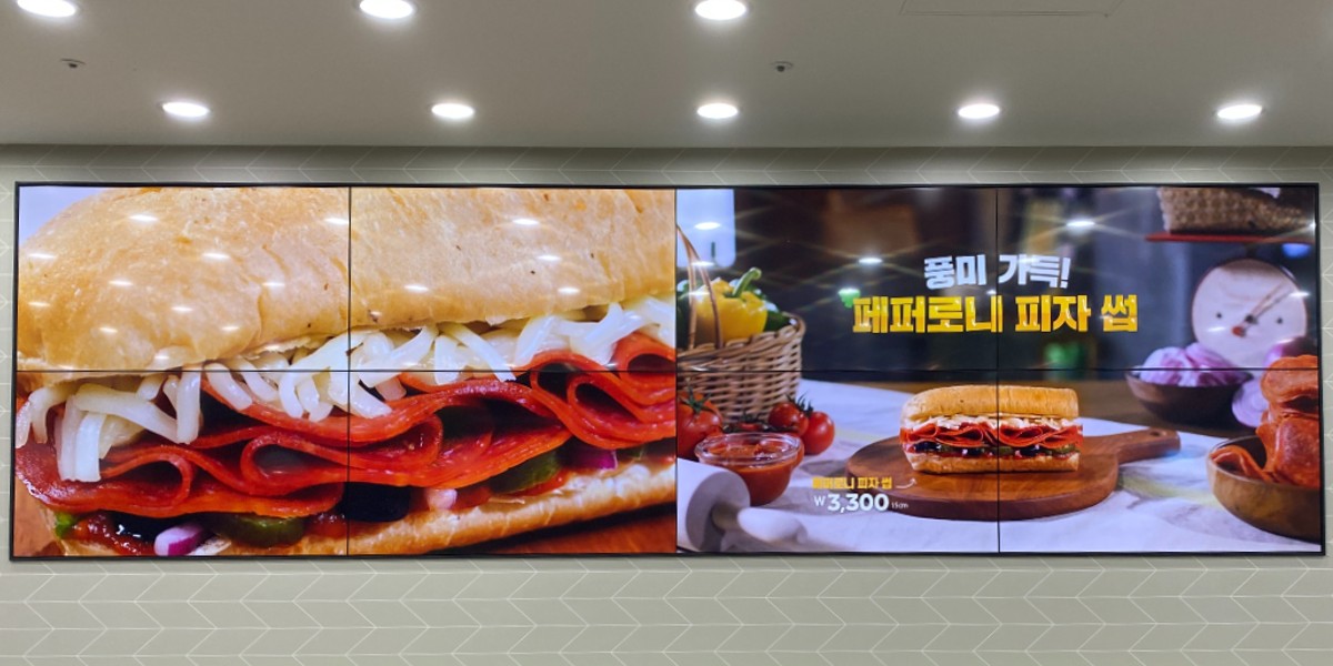 매장 테이블 벽면의 홍보용 비디오월(2x4)-03